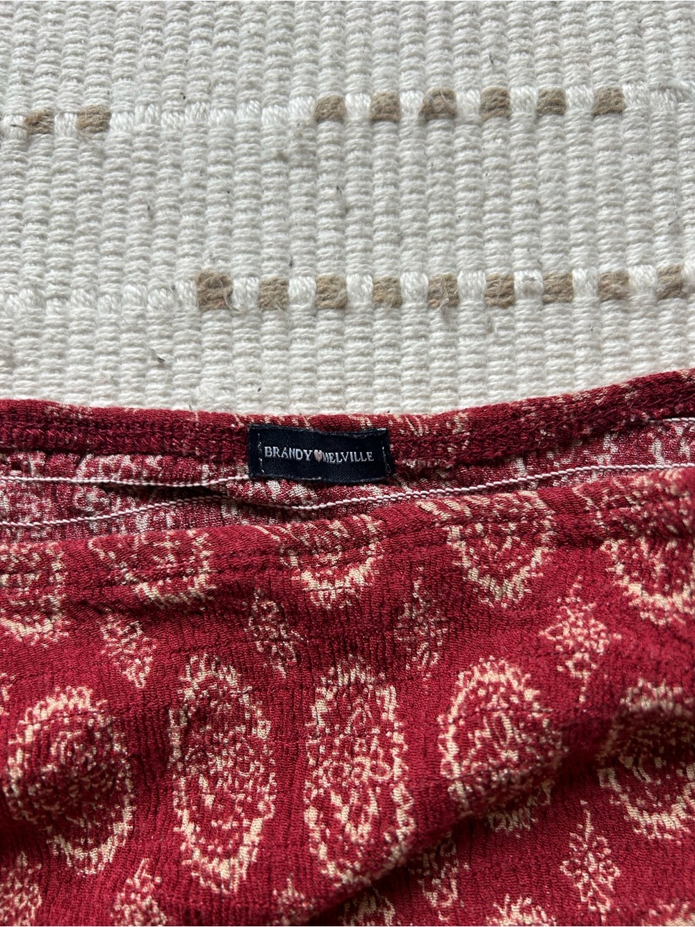 Off-Shoulder Red Patterned Crop Top - Picture 3 of 4